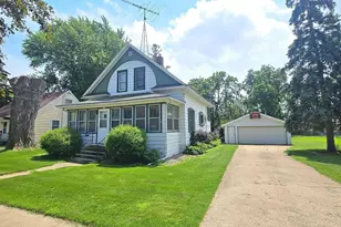 827 W 17th Ave, Oshkosh, WI 54902 - Photo 1