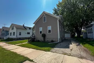 857 W 11th Ave, Oshkosh, WI 54902 - Photo 1