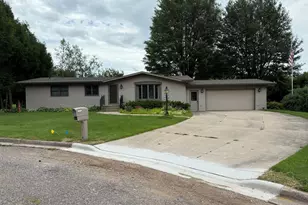 19 Primrose Cir, Clintonville, WI 54929 - Photo 1