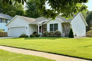 998 Eastman Ln, Fond du Lac, WI 54935 - Photo 1