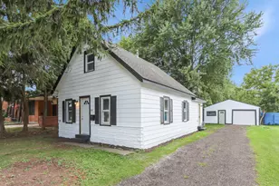 933 Lark St, Oshkosh, WI 54902 - Photo 1