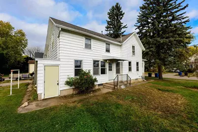 609 W 4th Avenue, Oshkosh, WI 54902 - Photo 1