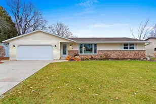 526 Lorraine Ln, Green Bay, WI 54311 - Photo 1