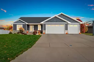 3442 Leeds Castle Dr, Green Bay, WI 54313 - Photo 1