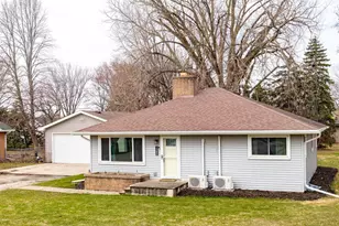 1380 Lakeview Ln, Menasha, WI 54952 - Photo 1