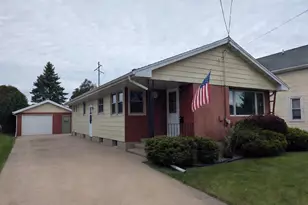 736 W 8th Ave, Oshkosh, WI 54902 - Photo 1