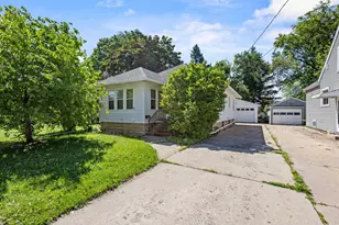 135 W 23rd Ave, Oshkosh, WI 54902 - Photo 1