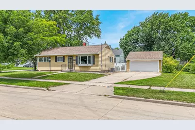 690 W 5th Avenue, Oshkosh, WI 54902 - Photo 1