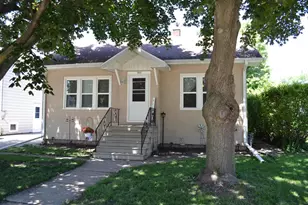 902 W 4th Ave, Oshkosh, WI 54902 - Photo 1
