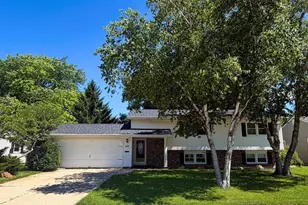 828 W 19th Ave, Oshkosh, WI 54902 - Photo 1