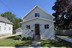 1042 Tyler Ave, Oshkosh, WI 54902 - Photo 1