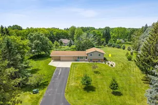 2861 Sunnyvale Ct, Green Bay, WI 54313 - Photo 1