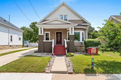 823 W 4th Avenue, Oshkosh, WI 54902 - Photo 1