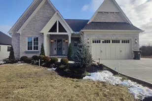 392 Crown Point Cir, Crestview Hills, KY 41017 - Photo 1