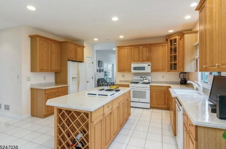 50 Deanna Dr, East Hanover NJ 07936-3208 exterior