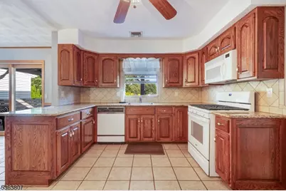 39 Mildred Terr, Clark Township, NJ 07066 - Photo 3