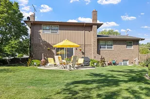 2439 N Windsor Dr, Arlington Heights, IL 60004 - Photo 25