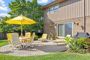 2439 N Windsor Dr, Arlington Heights, IL 60004 - Photo 23