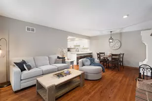 2062 Creekside Dr, Wheaton, IL 60189 - Photo 9