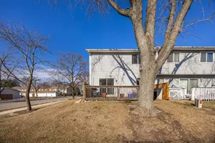 1 Scarlet Hawthorne Ct, Woodridge, IL 60517 - Photo 7
