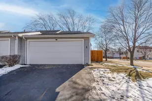 1 Scarlet Hawthorne Ct, Woodridge, IL 60517 - Photo 3