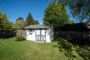 693 Providence Ln, Lindenhurst, IL 60046 - Photo 7