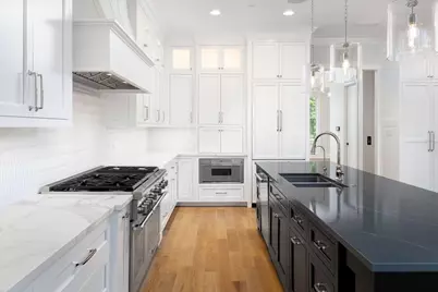 924 E Chicago Avenue, Naperville, IL 60540 - Photo 17