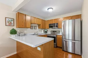928 N Village Dr, Round Lake Beach, IL 60073 - Photo 5