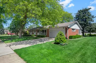 472 W Walnut Ave, Des Plaines, IL 60016 - Photo 1