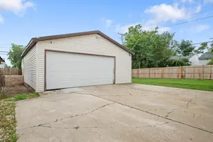 401 Kenyon Ave, Romeoville, IL 60446 - Photo 3