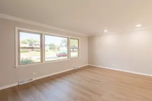 978 Sycamore Ln, Bartlett, IL 60103 - Photo 3