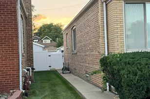 8632 S Jeffery Blvd, Chicago, IL 60617 - Photo 3