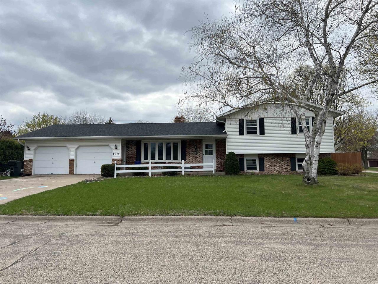 1305 S 13th St, Prairie Du Chien, WI 53821 - MLS 1933600 - Coldwell Banker