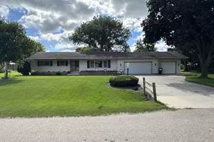 648 E Petunia Ln, Beloit, WI 53511 - Photo 1