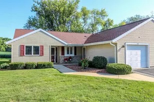 105 Buckingham Ct, Cambridge, WI 53523 - Photo 1