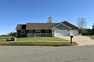 417 Gannon Ct, Tomah, WI 54660 - Photo 1