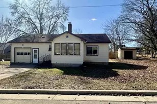 921 Wilson St, Princeton, WI 54968 - Photo 1