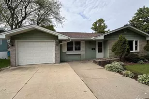 605 E Garfield St, Mount Horeb, WI 53572 - Photo 1