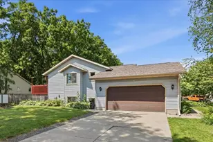 699 Robin Dr, Sun Prairie, WI 53590 - Photo 1