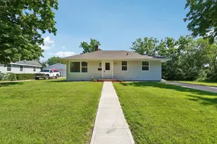712 E Edgewater St, Portage, WI 53901 - Photo 1