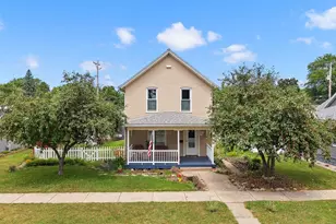 709 W Edgewater St, Portage, WI 53901 - Photo 1