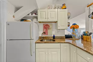 15 Cottage St, Provincetown, MA 02657 - Photo 11