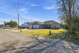 705 W 8th St, Lynn Haven, FL 32444 - Photo 3