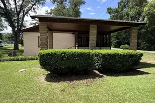 2046 Finley Ave, Grand Ridge, FL 32442 - Photo 23