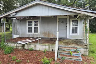 1031 Washington Ave, Graceville, FL 32440 - Photo 1