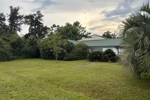 417 Lakepoint Rd, Alford, FL 32420 - Photo 1