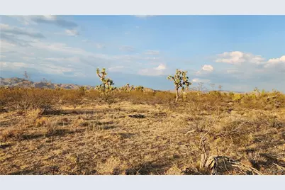 2204 S Six Shooter Road, Yucca, AZ 86438 - Photo 13