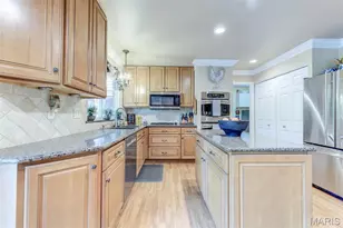 2211 Viewroyal Dr, Des Peres, MO 63131 - Photo 19