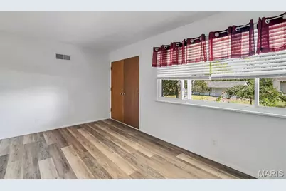 2639 Glenoak Drive, Maryland Heights, MO 63043 - Photo 9