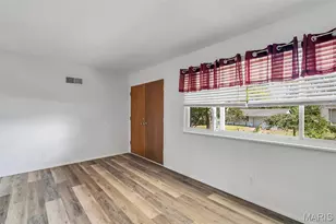 2639 Glenoak Dr, Maryland Heights, MO 63043 - Photo 9